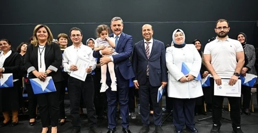60 yaş üstü tazelenme üniversitesinde yıl sonu coşkusu yaşandı
