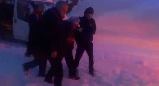 60 yaşındaki hasta 5 saat s&uuml;ren &ccedil;alışmanın ardından hastaneye ulaştırıldı
