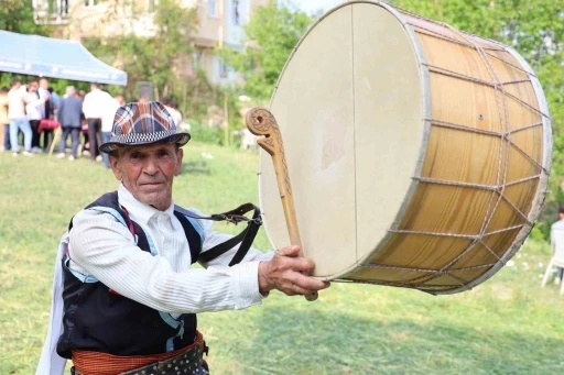 60 yıldır davuluyla düğün ve güreşlerin neşesi: &quot;Yağlı güreş davulsuz olmaz&quot;

