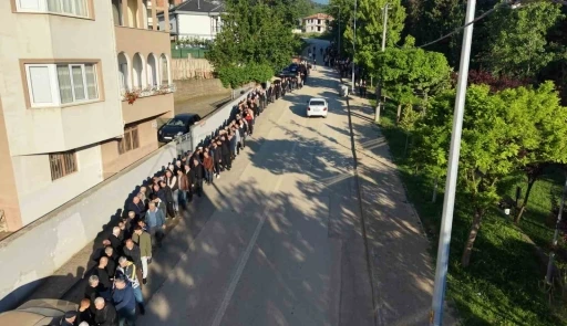 60 yıldır s&uuml;ren gelenek: Bayramlaşmada 1 kilometrelik kuyruk oluştu
