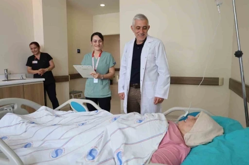 61 yaşındaki beyin cerrahı, maraton koşusunda uluslararası &ouml;d&uuml;l kazandı
