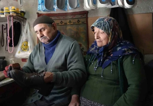 64 yıllık ayakkabı tamircisi, her sabah d&uuml;kkanını eşiyle a&ccedil;ıyor
