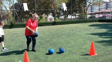 65 yaşında spor parkurunda gençlere taş çıkarttı
