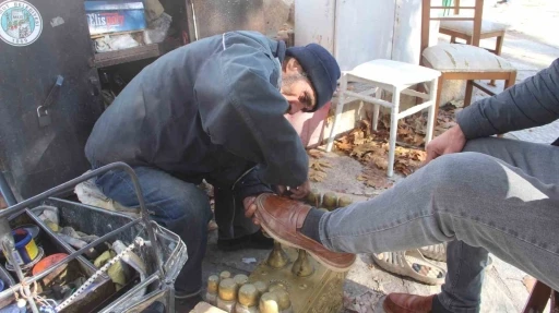 67 yaşındaki ayakkabı boyacısı ekmek m&uuml;cadelesi veriyor
