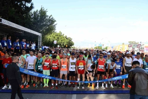 68 ülkeden 1800’ü yabancı,10 bin sporcu Runtalya’da koştu

