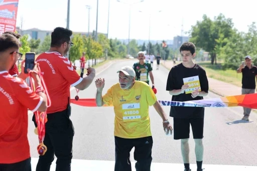 7&rsquo;den 70&rsquo;e demokrasi koşusunda buluştu
