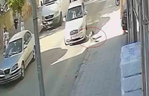 7 yaşındaki çocuğa otomobil çarptı: Kaza anı kamerada
