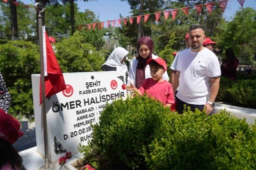7 yaşındaki &Ouml;mer Halis Demir, ismini taşıdığı şehidi ilk kez ziyaret etti
