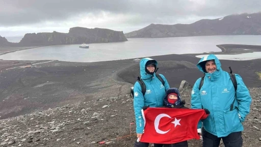 7 yaşındaki Pars, G&uuml;ney Kutbu&rsquo;nda T&uuml;rk bayrağı a&ccedil;tı
