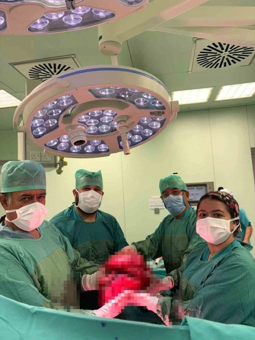 71 yaşındaki kadının karnından 9 kiloluk kitle çıkarıldı
