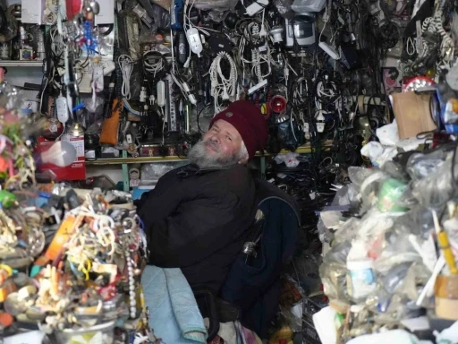 72 yaşındaki elektrik ustası, 25 yıldır biriktirdiği malzemelerle d&uuml;kkanını adeta m&uuml;zeye &ccedil;evirdi
