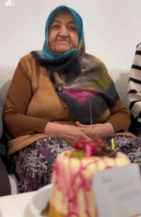 74 yaşında ilk defa doğum g&uuml;n&uuml; kutladı
