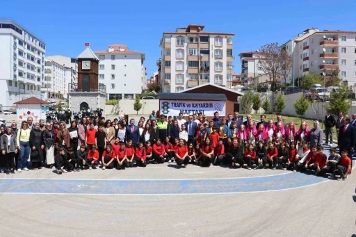 75 &ouml;ğrenci trafik parkında kuralları uygulamalı &ouml;ğrendi
