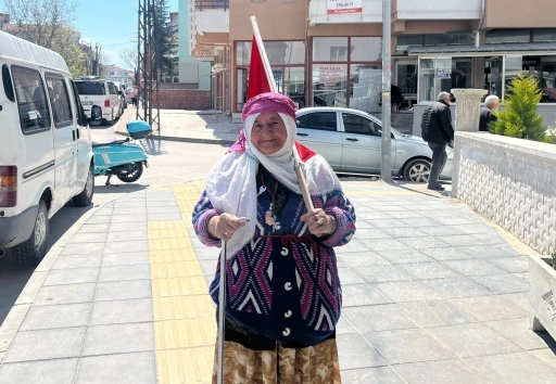 75 yaşındaki Satı teyzenin bayrak sevgisi
