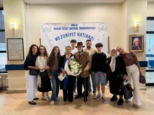 76 yaşında &uuml;niversiteden mezun oldu, azmiyle gen&ccedil;lere taş &ccedil;ıkarttı
