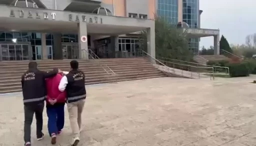 77 yıl hapis cezasıyla aranan firari şahıs, kurye kılığındaki polisin ’Yemek siparişi getirdim’ sözleriyle yakalandı
