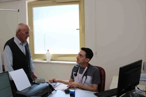 78 yaşındaki kadına kalıcı kalp pili takıldı
