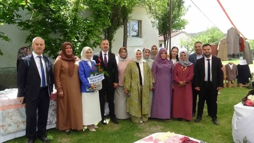 8 kadın halk eğitimde öğrendiği işçilikle, el emeği ürünlerle sergi açtı
