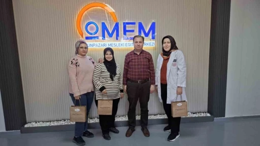 8 Mart D&uuml;nya Kadınlar G&uuml;n&uuml;&rsquo;nde &ouml;ğretmenlerini ve &ccedil;alışanlarını unutmadılar
