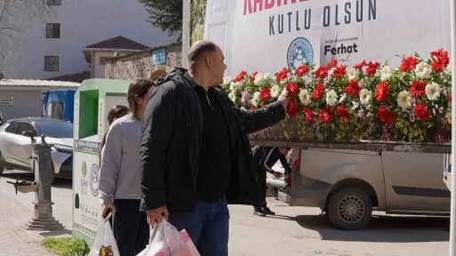 8 Mart&rsquo;ta Kestel &ccedil;i&ccedil;ek a&ccedil;tı...Kadınlar i&ccedil;in bilboardların altına &ccedil;i&ccedil;ek bırakıldı
