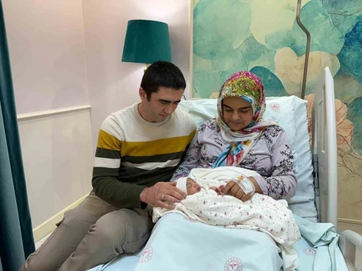 8 yıllık evlat hasreti yılbaşında son buldu: Tunceli&rsquo;de 2026&rsquo;nın ilk bebeği "Sahra" d&uuml;nyaya g&ouml;zlerini a&ccedil;tı
