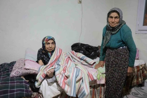 80 yaşındaki anne, 61 yaşındaki bedensel engelli kızına ömrünü adadı
