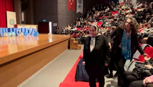 80 yaşındaki emekli &ouml;ğretmen, kansere yenik d&uuml;şen profes&ouml;r kızını g&ouml;zyaşlarıyla andı
