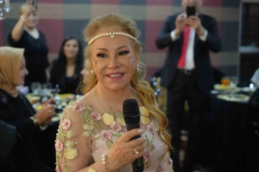 83 yaşındaki Bedia Akartürk: &quot;Halkıma daha güzel görünmek için ameliyat oldum&quot;
