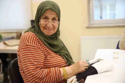 83 yaşındaki Yüksel teyze enerjisiyle gençlere taş çıkartıyor
