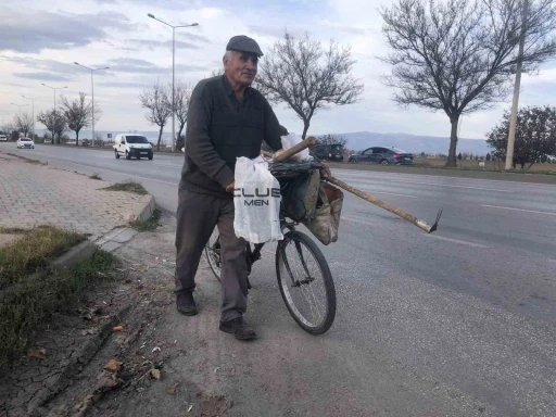 84 yaşında pedal çevirerek geçimini sağlıyor
