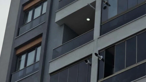 85 yaşındaki kadın dördüncü kattan belediye başkanının makam aracının üzerine düştü
