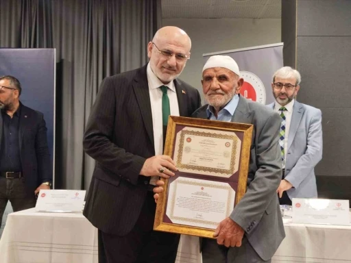 87 yaşında hafız oldu
