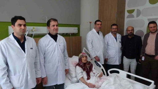 87 yaşındaki hastanın karnından 4,5 kilogramlık t&uuml;m&ouml;r &ccedil;ıkarıldı
