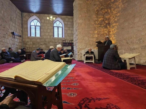 9 asırlık camide mukabele geleneği devam ediyor
