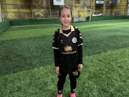 9 yaşındaki Defne’nin golleri beğeni topladı
