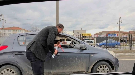 90 yaşındaki ninesiyle şiddete dikkat i&ccedil;in D&uuml;zce&rsquo;yi dolaştı
