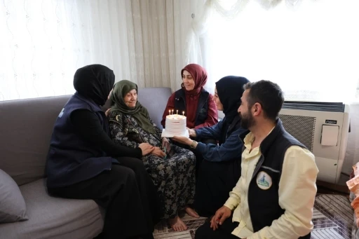 92 yaşındaki &ccedil;ınara doğum g&uuml;n&uuml; s&uuml;rprizi
