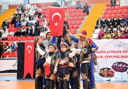 923 &ouml;ğrenci, 67 ekip, 50 okul: Kars&rsquo;ta Halk Oyunları Şenliği&rsquo;nde ter d&ouml;kt&uuml;
