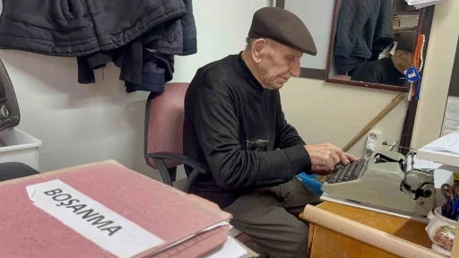 93 yaşındaki arzuhalci mesleğini ilk g&uuml;nk&uuml; aşkla s&uuml;rd&uuml;r&uuml;yor
