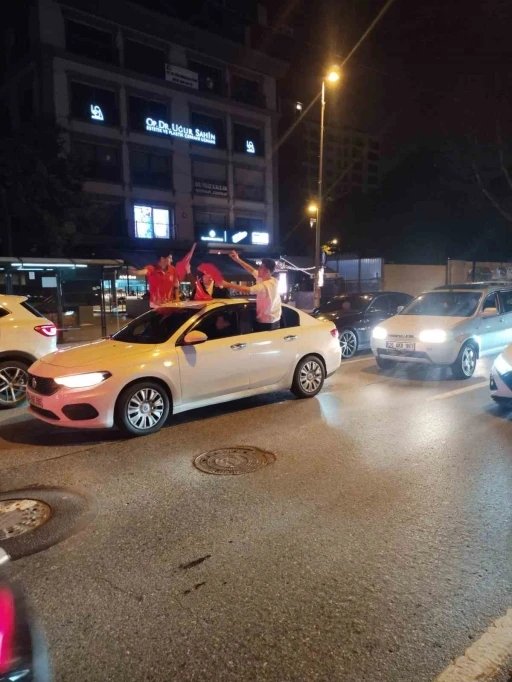 A Milli Takım&rsquo;ın D&uuml;nya Kupası bileti alması vatandaşları Bağdat Caddesi&rsquo;ne d&ouml;kt&uuml;
