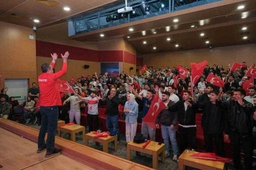 A Milli Takım&rsquo;ın Kosova galibiyeti &uuml;niversite kamp&uuml;s&uuml;nde bayram havası estirdi
