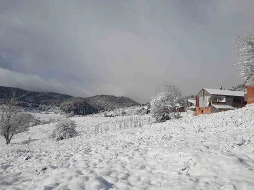 Abant ve çevresindeki yaylalar beyaza büründü
