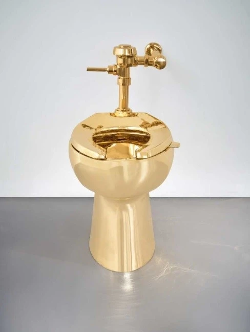 ABD’de 18 ayar altın tuvalet 12.1 milyon dolara satıldı
