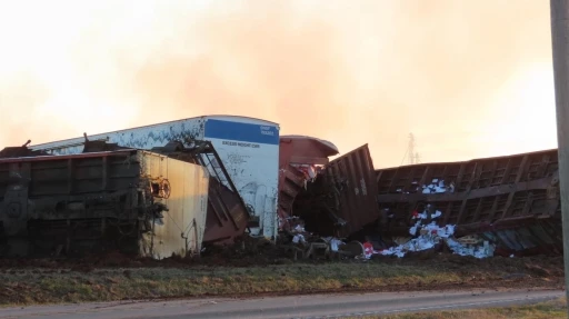 ABD&rsquo;de k&uuml;k&uuml;rt taşıyan tren devrildi, &ccedil;evreye zehirli gaz yayıldı
