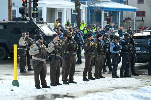 ABD G&ouml;&ccedil;menlik ve G&uuml;mr&uuml;k Muhafaza Dairesi ajanları bir kadını vurarak &ouml;ld&uuml;rd&uuml;
