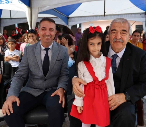 Abdulkadir Konukoğlu mezun olduğu ilkokulda
