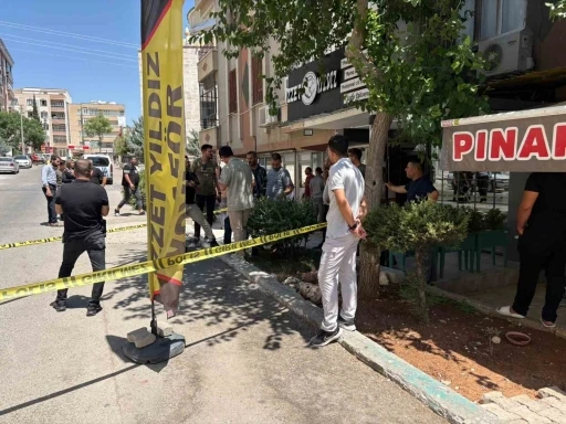 Ablası ile tartışan eniştesinin berber d&uuml;kkanını t&uuml;fekle bastı: 4 yaralı
