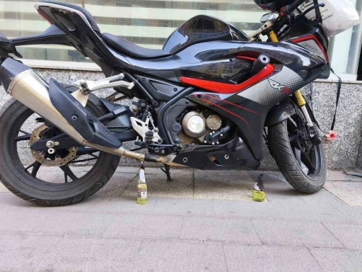 Acemi kundak&ccedil;ı motosikleti yakamadı
