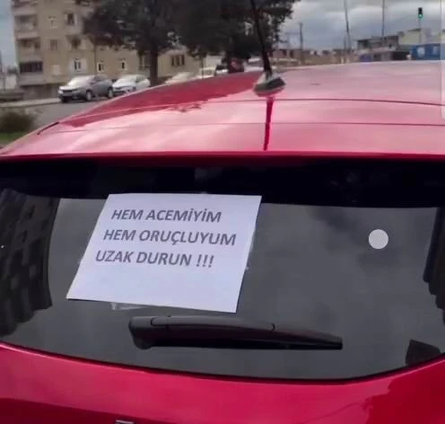 Acemi s&uuml;r&uuml;c&uuml;den trafikte &rsquo;ilgin&ccedil;&rsquo; &ouml;nlem
