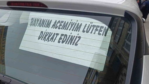 Acemi s&uuml;r&uuml;c&uuml;n&uuml;n arka cam yazısı dikkat &ccedil;ekti
